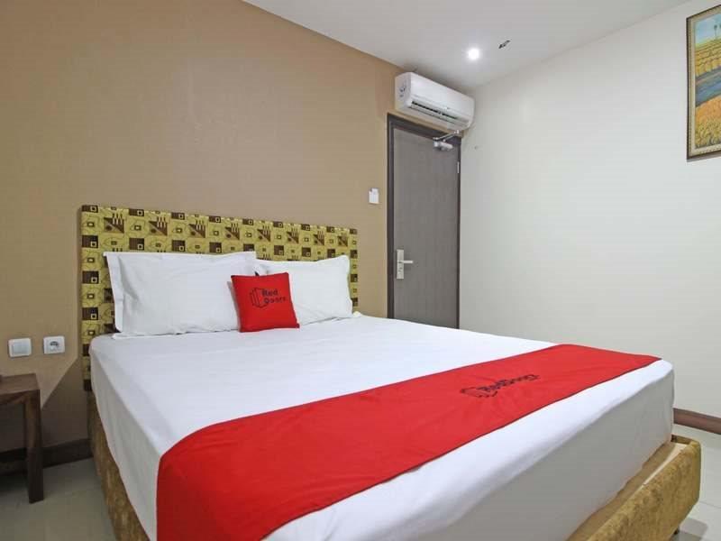 Hotel Reddoorz Near Uns Solo Exterior foto