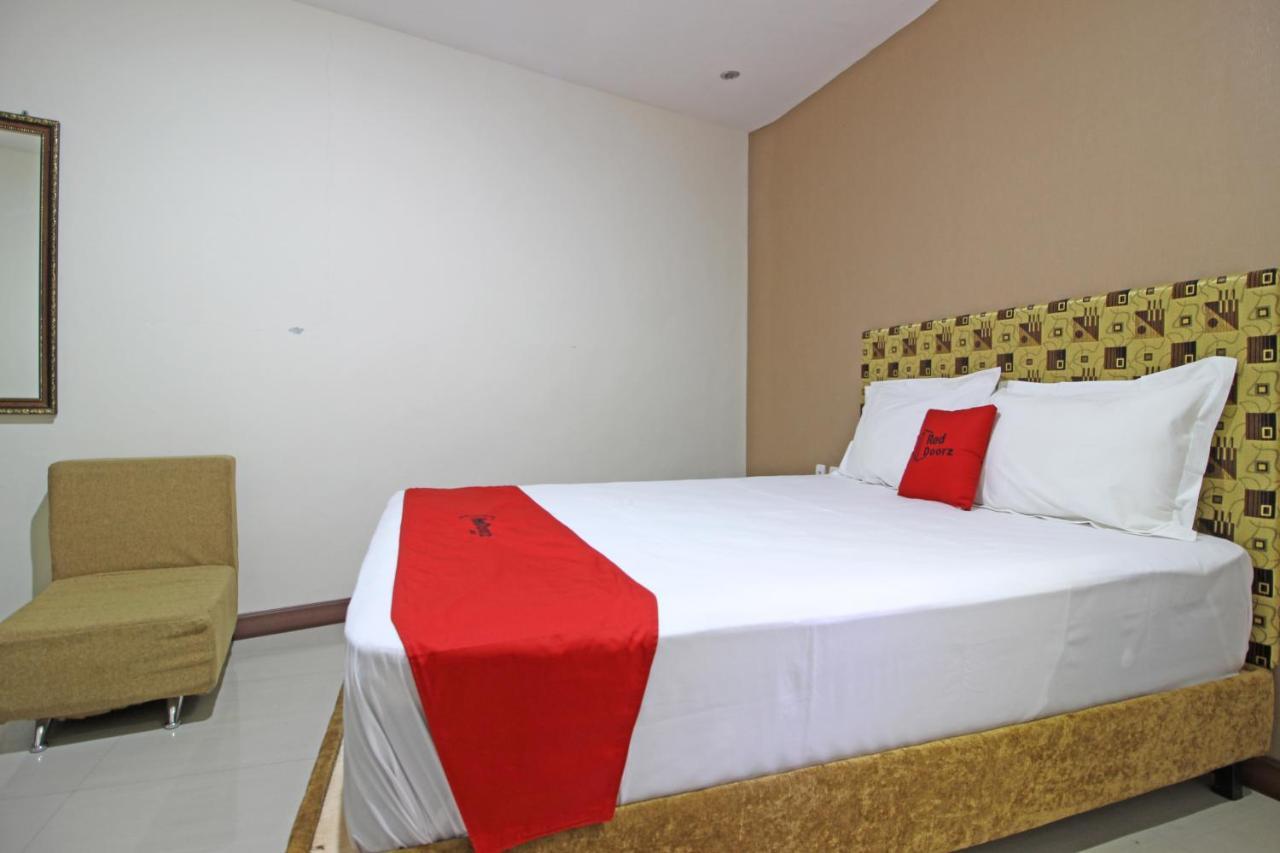 Hotel Reddoorz Near Uns Solo Exterior foto