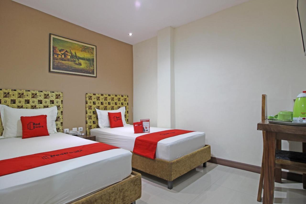 Hotel Reddoorz Near Uns Solo Exterior foto