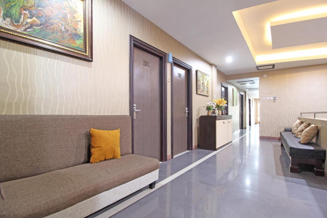 Hotel Reddoorz Near Uns Solo Exterior foto