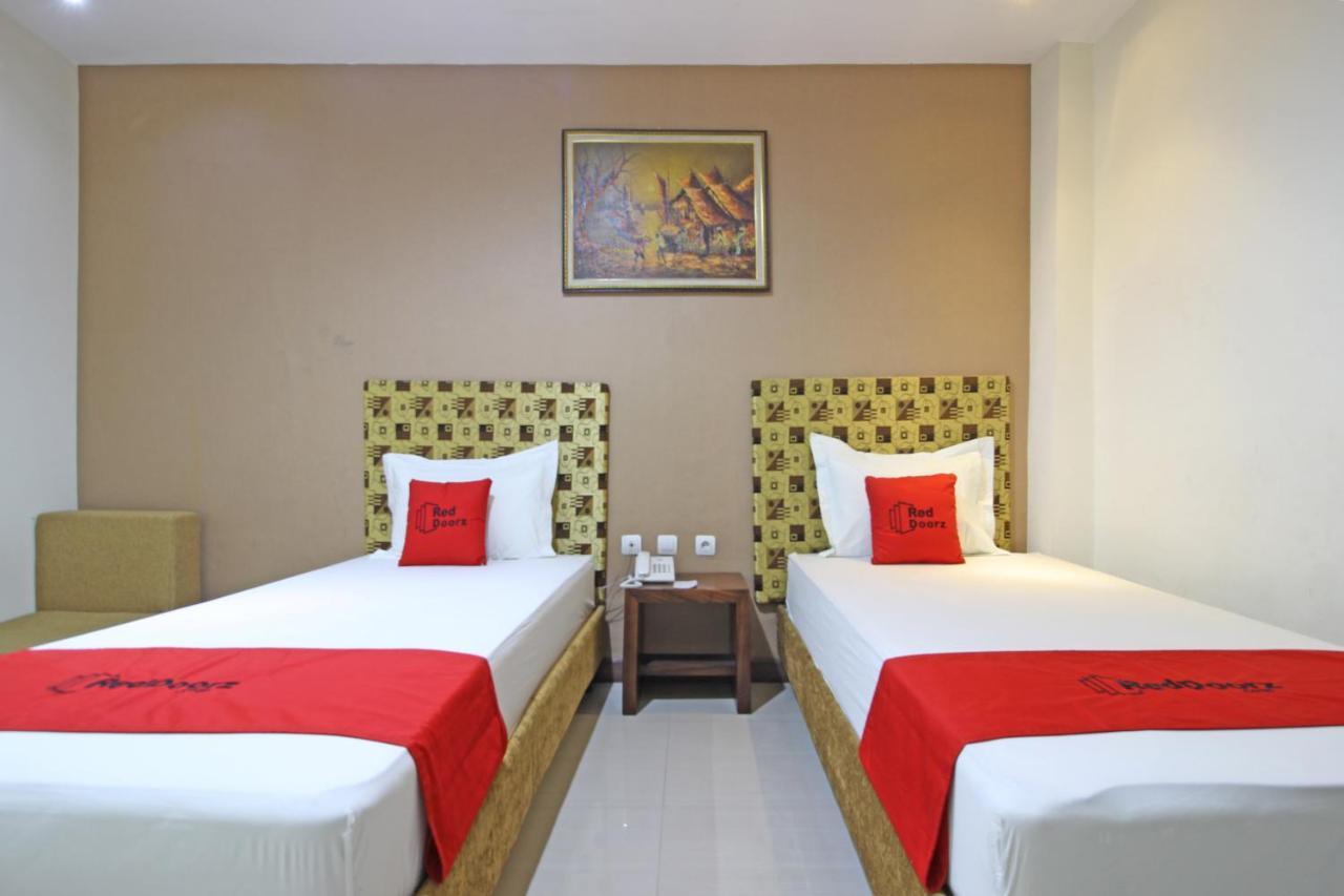 Hotel Reddoorz Near Uns Solo Exterior foto